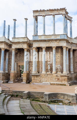 Merida, provincia di Badajoz, Estremadura, Spagna. Dettaglio del palcoscenico del Teatro Romano, costruita negli anni 16 al 15 A.C. Foto Stock