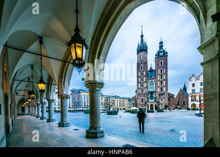 La piazza del mercato con Santa Maria la Basilica, Cracovia in Polonia Foto Stock