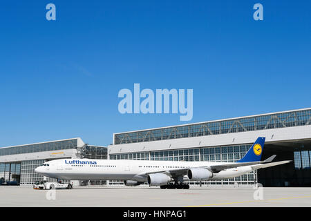 Lufthansa Airbus A340 con push-back carrello nella parte anteriore del hangar di manutenzione, hangar, Monaco di Baviera, Baviera, Germania Foto Stock