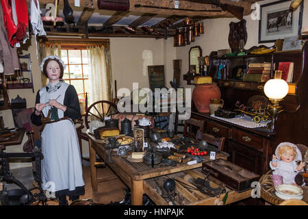 Dent Museo del villaggio e il centro del patrimonio, ammaccature, Yorkshire Dales, Inghilterra. La ricostruzione di un edificio del XIX secolo la cucina con tutti gli utensili da cucina. Foto Stock