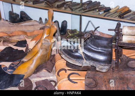 Dent Museo del villaggio e il centro del patrimonio, ammaccature, Yorkshire Dales, Inghilterra. La ricostruzione di un edificio del XIX secolo cobbler della bottega. Foto Stock