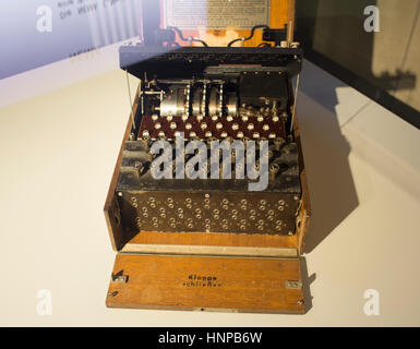 Enigma macchina di codifica a Spy Museum di Berlino. Foto Stock