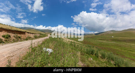 Steppe del Kazakistan, Trans-Ili Alatau, plateau Assy, una strada è in montagna Foto Stock