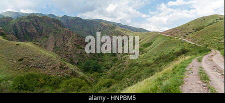 Steppe del Kazakistan, Trans-Ili Alatau, plateau Assy, una strada è in montagna Foto Stock