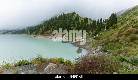 Bianca spessa foschia sopra il Grande Lago di Almaty, grande serbatoio naturale di acqua dolce Foto Stock