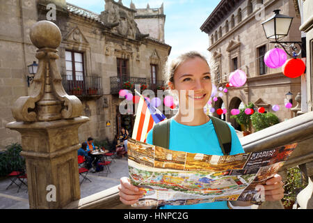 Viaggiare in Spagna. Azienda Turistica mappa di viaggio. Sorridente ragazza camminare lungo le strade di spagnolo a Valencia Foto Stock