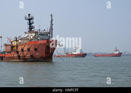 Spedizione commerciale al di ancoraggio nel Mar Arabico fuori Mumbai, India del porto più trafficato Foto Stock