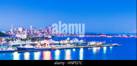 La città di Seattle scape con dock e il silo di notte ,Washington,usa. per solo uso editoriale 05/11/16. Foto Stock