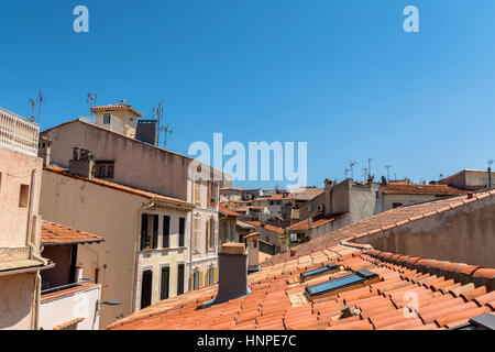 Antibes, Francia - 26 Giugno 2016: giorno vista dei tetti della città vecchia e lo skyline di Antibes, in Francia. Si tratta di uno dei più famosi villaggi sulla Cote d'Azu Foto Stock