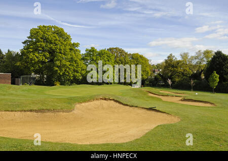 Vista da del nono verde con bunker, Hendon Golf Club, Hendon, Hertfordshire, Inghilterra Foto Stock