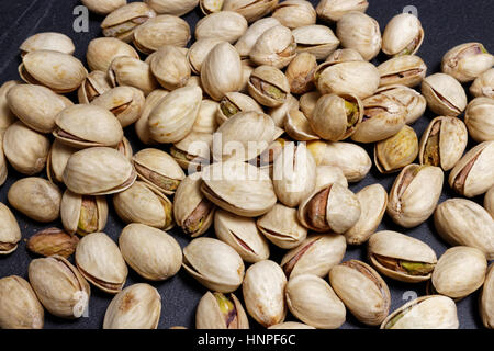 Pistacchi su sfondo nero Foto Stock