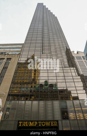 New York, NY, STATI UNITI D'AMERICA, 10 gennaio 2017 esterni della Trump Tower oggi dove il Presidente eletto Donald Trump vive a Manhattan. Credito: Mark Reinstein Foto Stock