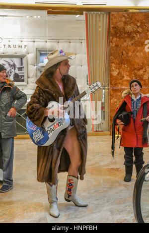 New York New York, Stati Uniti d'America, 10 gennaio, 2017 entrata principale e premere il tasto area piscina all'interno di Trump Tower lobby dove oggi Presidente eletto Donald Trump vive a Manhattan. Credito: Mark Reinstein Foto Stock