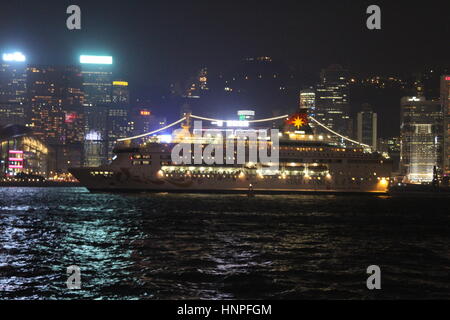 Sinfonia di Luci spettacolo in notturna di Hong Kong. Mostra lo skyline sull isola di Hong Kong visto dal porto di Kowloon. Foto Stock