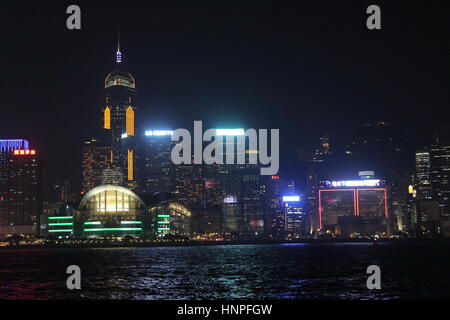 Sinfonia di Luci spettacolo in notturna di Hong Kong. Mostra lo skyline sull isola di Hong Kong visto dal porto di Kowloon. Foto Stock