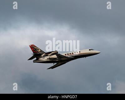 Un Dassault Falcon 50 (N227GJ) private business jet in volo dopo il decollo dall'Aeroporto Internazionale di Vancouver.L'aeromobile è registrato al nero fa Foto Stock