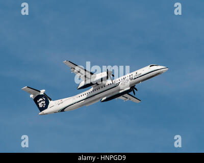 Alaska Airlines (Horizon Air) piano aereo Bombardier Dash 8 Q400 turboelica aereo regionale airborne prendere decollare da Vancouver International Foto Stock