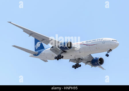 Aereo Boeing 777, della compagnia aerea Aeromexico, è l'atterraggio. Messico viaggi. Blue sky. Giornata di sole di primavera. Foto Stock