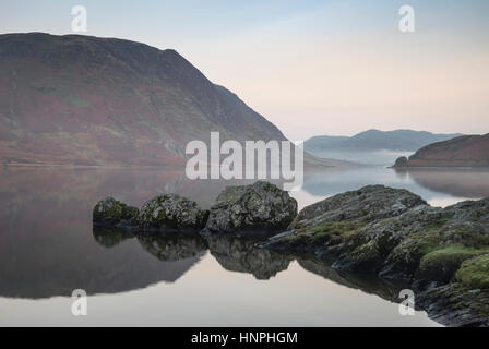 In bianco e nero eccezionali Autunno Autunno immagine orizzontale di Crummock acqua a sunrise nel Lake District Inghilterra Foto Stock