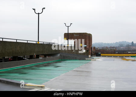 Parcheggio multipiano livello sul tetto, Stratford-upon-Avon, Regno Unito Foto Stock