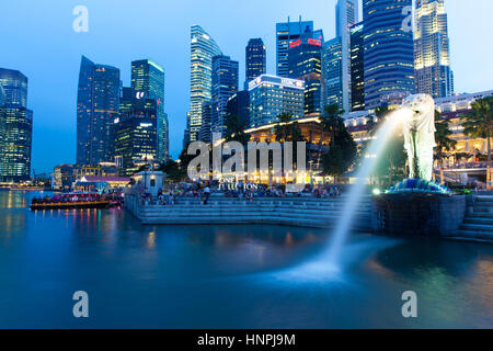 Singapore - Luglio 15 famosa fontana Merlion - il simbolo di Singapore e il quartiere centrale degli affari skyline notturno al 15 luglio 2013. Foto Stock