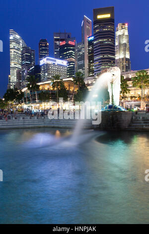 Singapore - Luglio 15 famosa fontana Merlion - il simbolo di Singapore e il quartiere centrale degli affari skyline notturno al 15 luglio 2013. Foto Stock