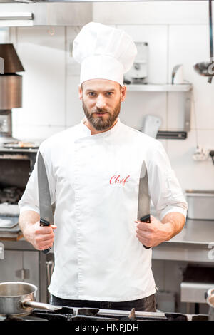 Troppo sale chef pronto per cucinare cuoco in uniforme ristorante uomo  barbuto arrabbiato con coltello amore mangiare cibo uomo sicuro in  grembiule e cappello professionista in cucina cucina culinaria