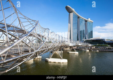 Vista diurna di Helix ponte che conduce alla Marina Bay Sands Hotel, 10 luglio 2013. Foto Stock