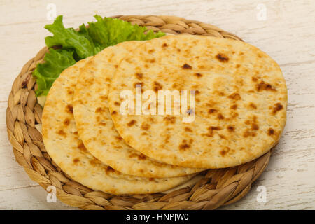 Pane Pita con insalata su uno sfondo di legno Foto Stock