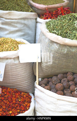 La sfocatura in iran bazaar vecchio mercato spice ingrediente per alimenti erbe esotiche Foto Stock