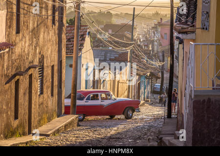 Strada cubano con oldtimer in Trinidad Foto Stock