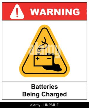 Spia di carica della batteria segno nel triangolo giallo isolato su bianco con punto esclamativo pericolo banner e testo batterie in carica. Pericolo da Illustrazione Vettoriale