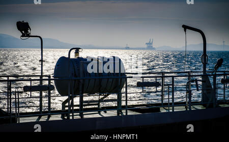 Una vista dal traghetto "Loch Shira' in quanto rende la breve traversata da Largs sulla terraferma scozzese per l'isola di Great Cumbrae Foto Stock