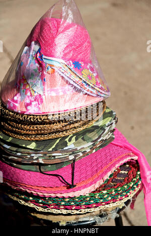 La sfocatura nelle Filippine un sacco di moda trandy cappelli in un mercato come souvenir Foto Stock