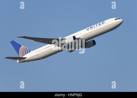 United Airlines Boeing 767-424ER N67052 il decollo dall'Aeroporto di Londra Heathrow in cielo blu Foto Stock