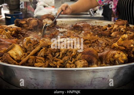 La carne di maiale e uova stufati in salsa o di maiale e uova in Salsa Bruna rane per la vendita al mercato Foto Stock