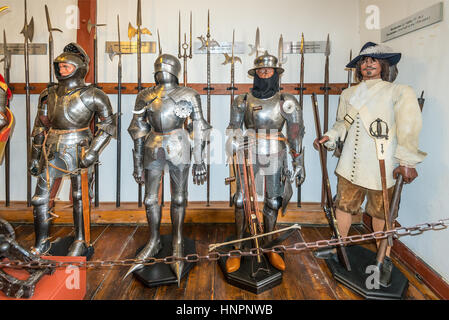 Braubach, Germania - 23 Maggio 2016: Vecchia armatura nel il Marksburg castle in Renania Palatinato, Braubach, Germania. Si tratta di uno dei principali siti di t Foto Stock