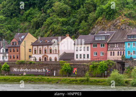 Niederheimbach, Germania - 23 Maggio 2016: Niederheimbach villaggio nel patrimonio mondiale Unesco area della Valle del Reno in nuvoloso meteo. Foto Stock