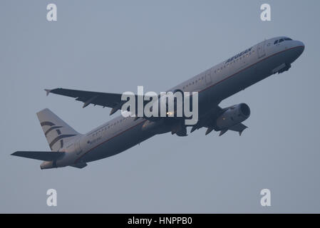 Aegean Airlines Airbus A321-231 SX-DVZ decollo dall'Aeroporto di Londra Heathrow in cielo blu Foto Stock