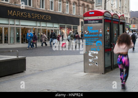 BT KX100 dismesse, sporco, ridondante cabine telefoniche rosse nel centro di Liverpool, Merseyside, Regno Unito Foto Stock