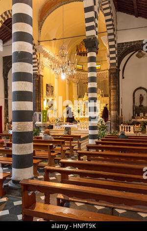 Interno della chiesa di San Giovanni (b. 1244-1307), Monterosso al Mare, Liguria, Italia Foto Stock