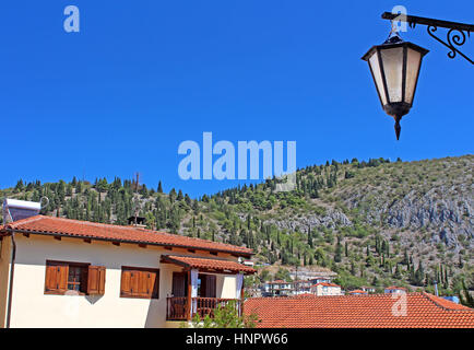 Pietra casa tradizionale e lanterna in Kastoria city (Epiro, Grecia) Foto Stock