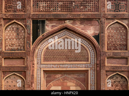 Close-up di disegni geometrici su Amar Singh Gate, al Forte di Agra, India Foto Stock