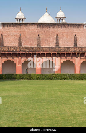 Coperto corridoio colonnato, al Forte di Agra, India Foto Stock