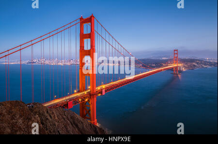 Classic vista panoramica del famoso Golden Gate Bridge visto dalla batteria Spencer punto di vista nella splendida post tramonto crepuscolo al blue ora, San Francisco Foto Stock