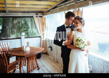 Sposa e lo sposo in cafe una piscina esterna Foto Stock