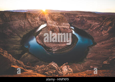 Classic ampio angolo di vista della famosa curva a ferro di cavallo, a forma di ferro di cavallo meandro del fiume Colorado in bella luce della sera al tramonto, Arizona, Stati Uniti d'America Foto Stock