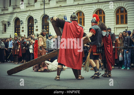 Attori rumeno reinterpreta il cammino di Gesù Cristo lungo le stazioni della Via Crucis del Venerdì Santo, 15 aprile 2014, nel centro di Bucarest, Romania Foto Stock