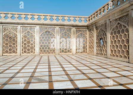 Pavimento in marmo e abbellita da recinzione al Sheesh Mahal Palace, al Forte di Agra, India Foto Stock