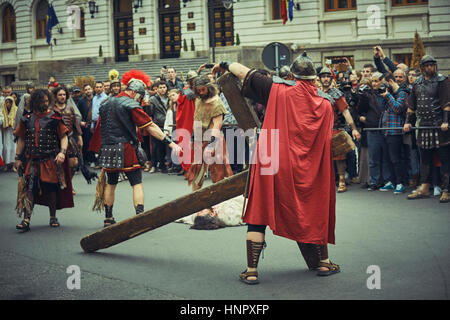 Attori rumeno reinterpreta il cammino di Gesù Cristo lungo le stazioni della Via Crucis del Venerdì Santo, 15 aprile 2014, nel centro di Bucarest, Romania Foto Stock